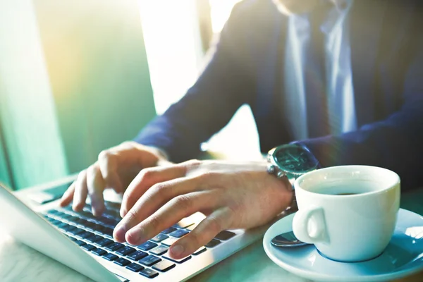 Typing on laptop — Stock Photo, Image