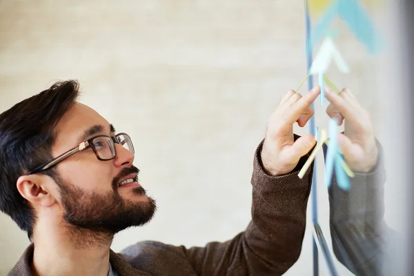 Zakenman wijzend op Opmerking — Stockfoto