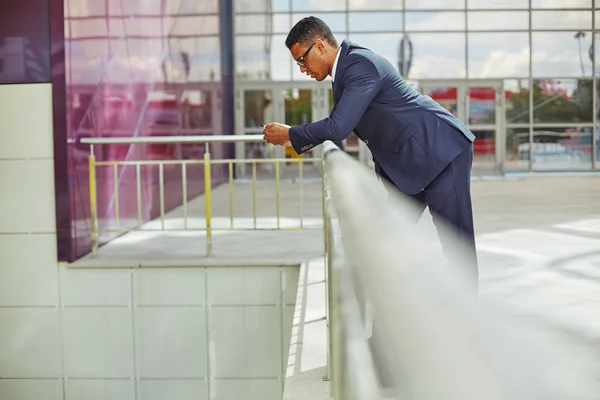 Businessman using mobile phone — Stock Photo, Image