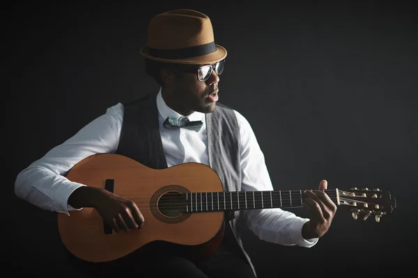 Man spelar gitarr — Stockfoto