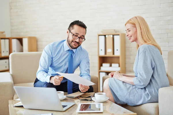 Zakenman weergegeven: contract — Stockfoto