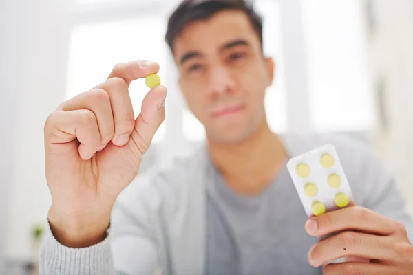 Man holding pill — Stock Photo, Image