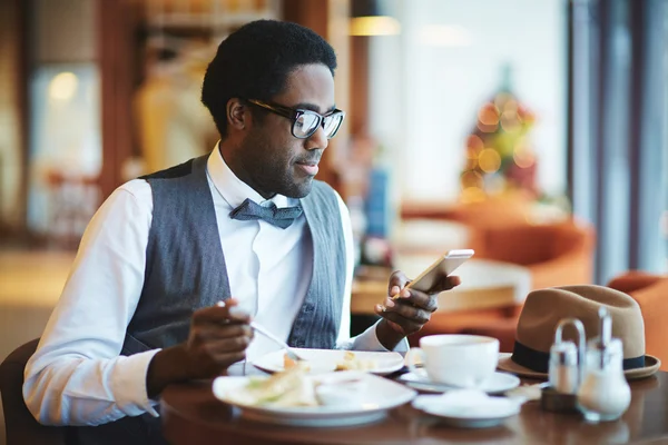 Jonge man met cellphone — Stockfoto