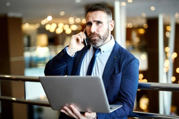 Homme d'affaires parlant au téléphone — Photo