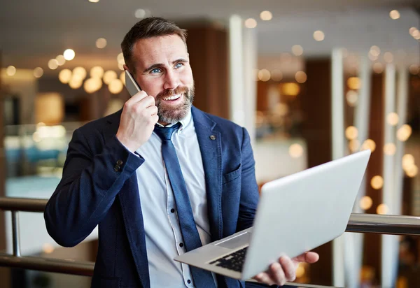 Biznesmen rozmawiający przez telefon — Zdjęcie stockowe