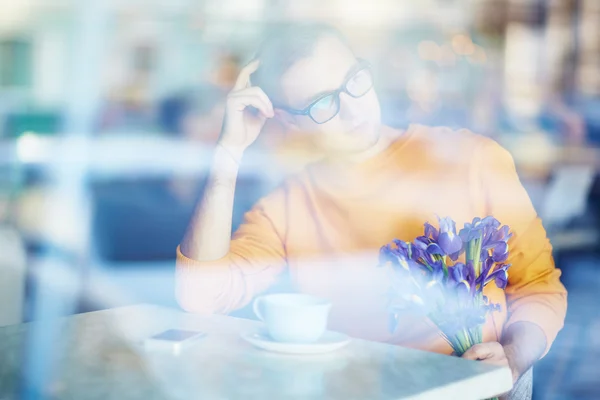 Uomo con bouquet in attesa — Foto Stock