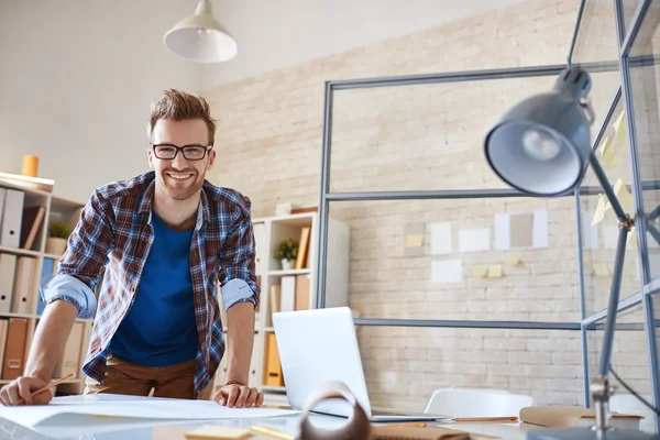 Diseñador sonriente en gafas — Foto de Stock