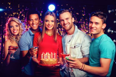 Arkadaş grubu doğum günü pastası