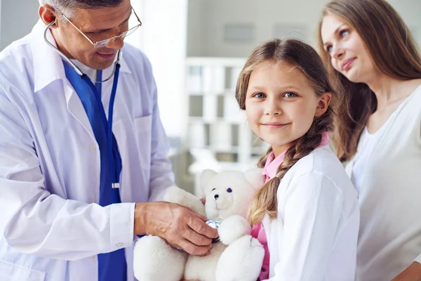 Niña, madre y médico — Foto de Stock