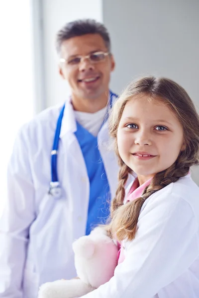 Läkare och söt tjej — Stockfoto