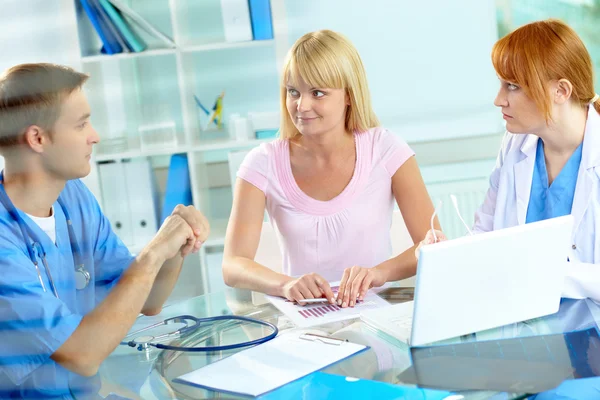 Doctores discutiendo juntos — Foto de Stock