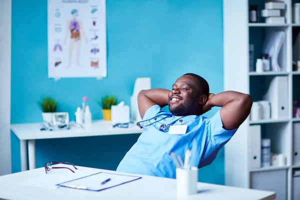 Médico africano masculino — Foto de Stock