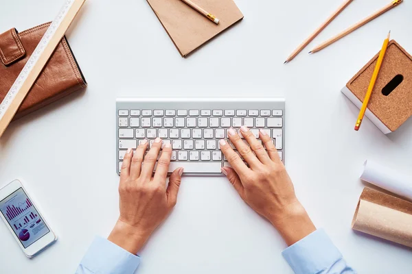 Handen typen op toetsenbord — Stockfoto