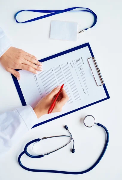 Clinician writing prescription — Stock Photo, Image