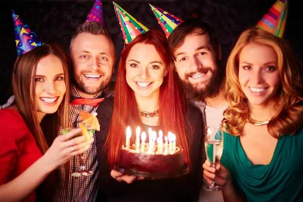 Amigos con pastel de cumpleaños — Foto de Stock