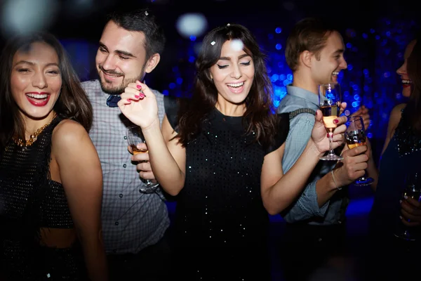 Gente bailando en fiesta — Foto de Stock