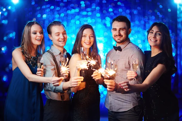 Amigos felices con champán — Foto de Stock