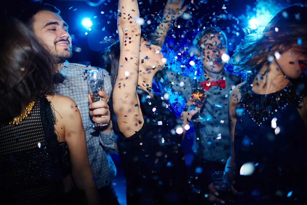 Folk dansar på festen — Stockfoto