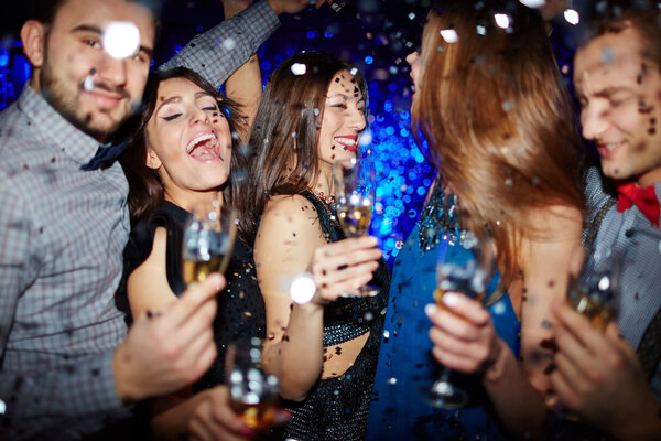 Люди танцуют на вечеринке