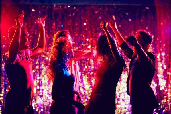 Pessoas dançando na festa — Fotografia de Stock