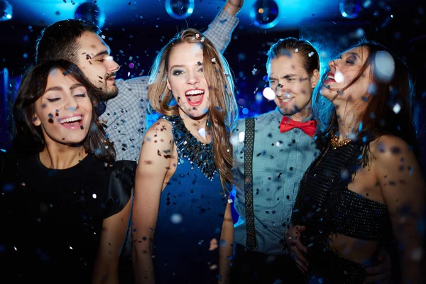 Pessoas dançando na festa — Fotografia de Stock