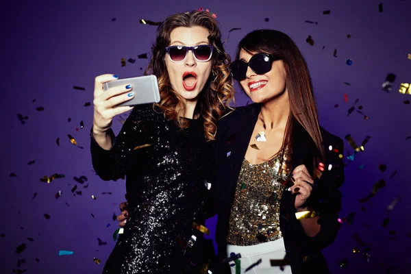 Meisjes doen selfie — Stockfoto