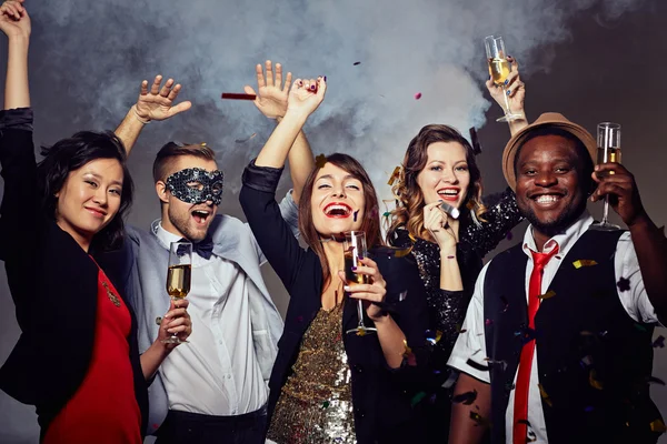 Gente celebrando vacaciones — Foto de Stock