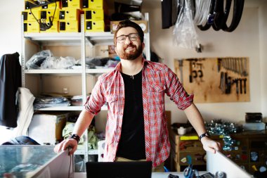  atölyede ayakta satıcısı