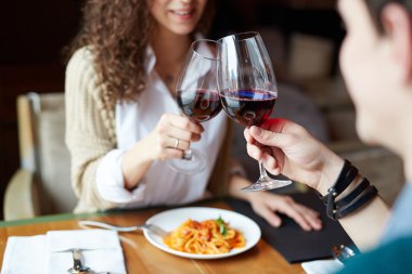 Şarapla kadeh kaldıran çift.