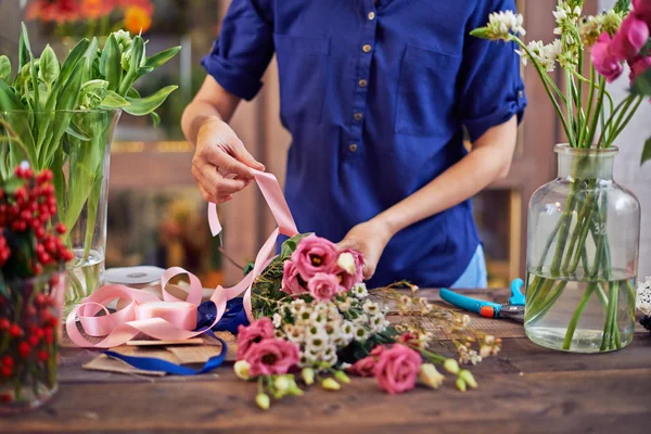 Mani che organizzano mazzo — Foto Stock