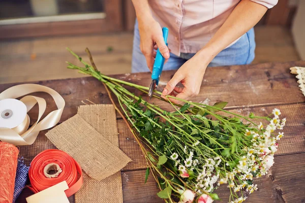 Florista hastes de flores de corte — Fotografia de Stock