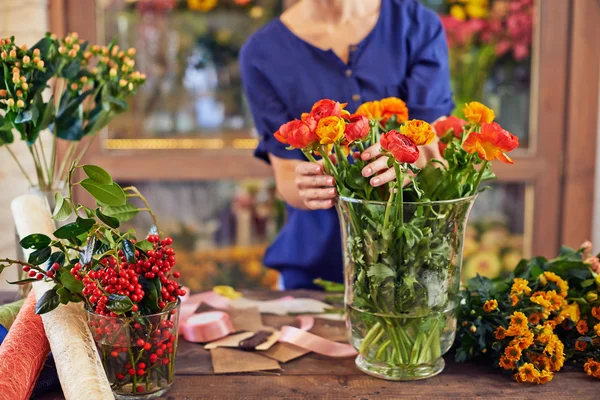 Venditore di fiori selezionando fiori — Foto Stock