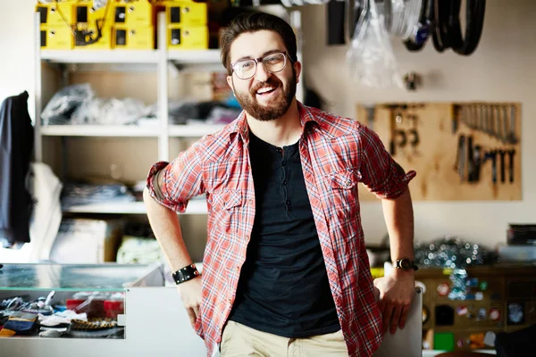 Hombre de pie en el taller — Foto de Stock