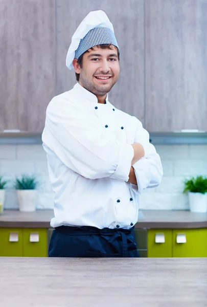 Lachende jonge chef-kok — Stockfoto