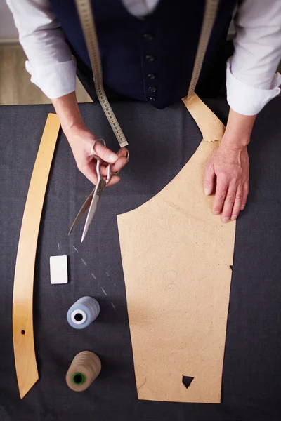 Tailor working with scissors — Stock Photo, Image