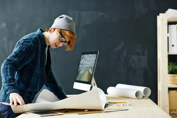 Architect looking at blueprint — Stock Photo, Image