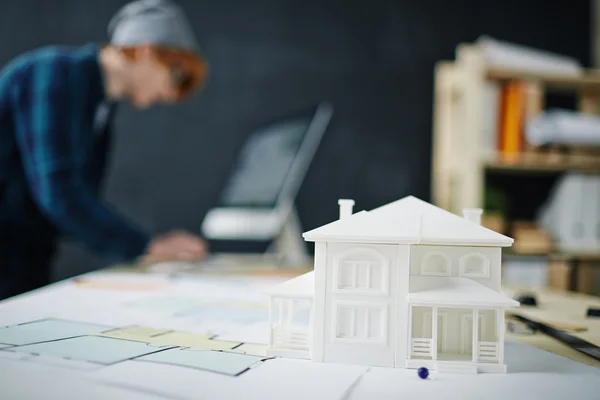 Model van huis op tafel — Stockfoto