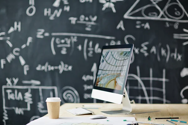 Moderne computer op tafel — Stockfoto