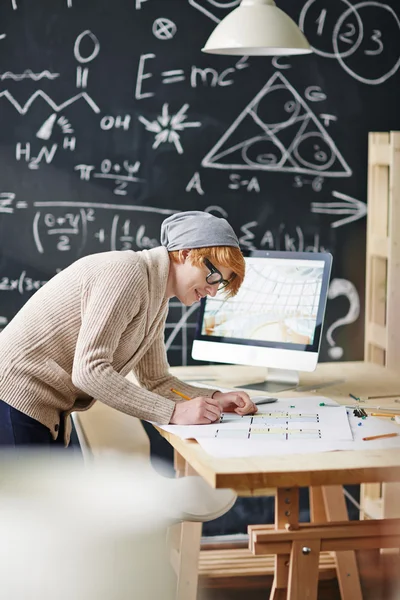 Adolescente Preparándose para los exámenes — Foto de Stock