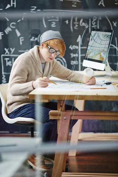 Estudiante sentado por escritorio — Foto de Stock