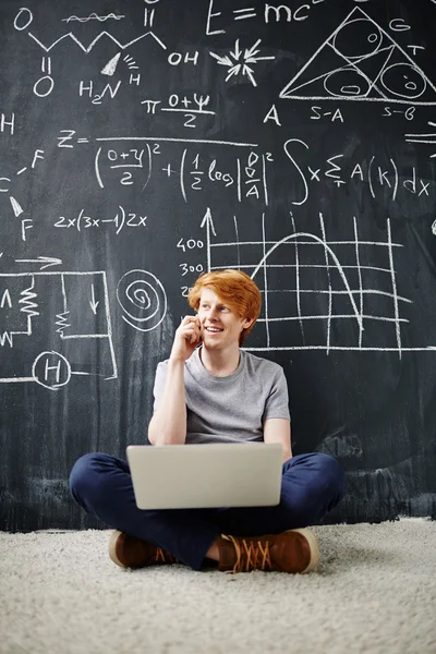 Estudiante hablando por teléfono — Foto de Stock