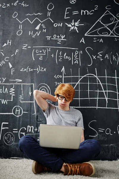 College student using laptop — Stock Photo, Image