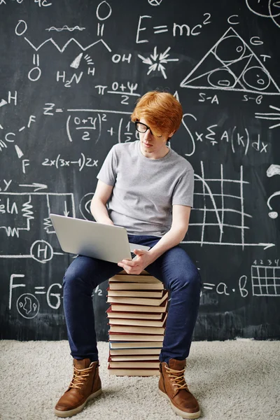 Estudiante usando laptop — Foto de Stock