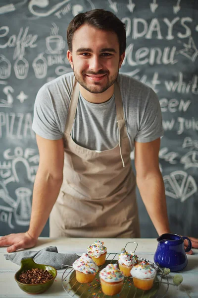 Chef mirando a la cámara —  Fotos de Stock