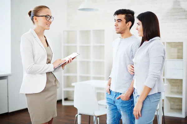 Mäklaren berättar par — Stockfoto