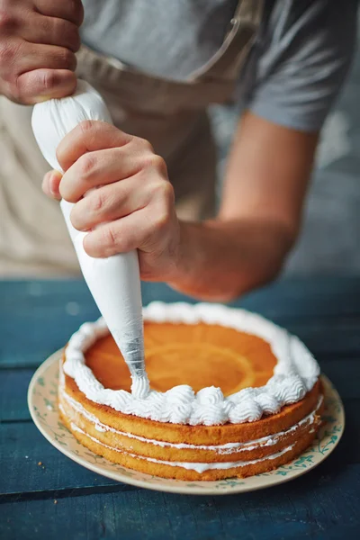 Baker decoração bolo saboroso — Fotografia de Stock