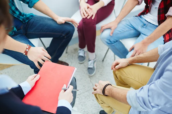 Personas que visitan curso — Foto de Stock