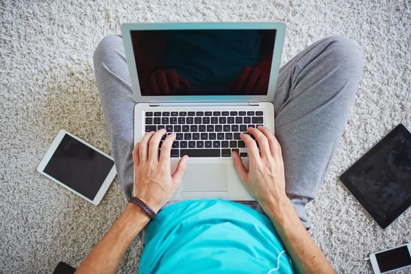 Mann benutzt Laptop — Stockfoto