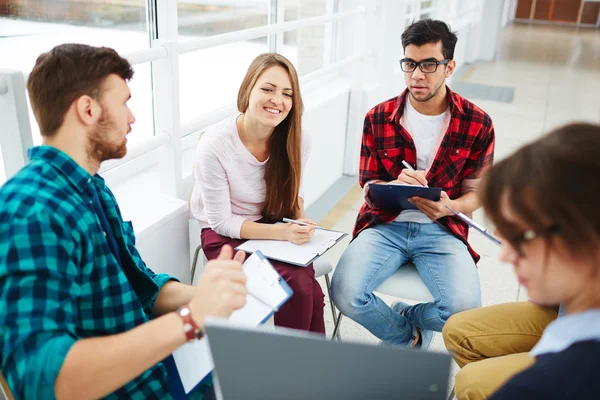 Ragazzi e ragazze con appunti — Foto Stock