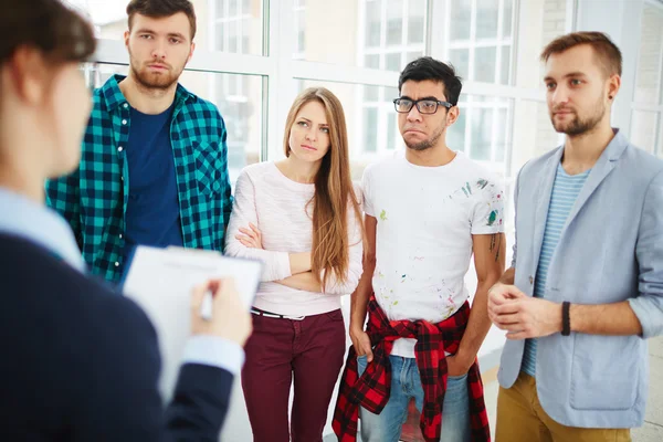 Estudiantes escuchando a tutor — Foto de Stock